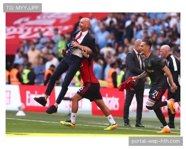 终场哨响，提前保级成功的波鸿球员与远征球迷疯狂庆祝